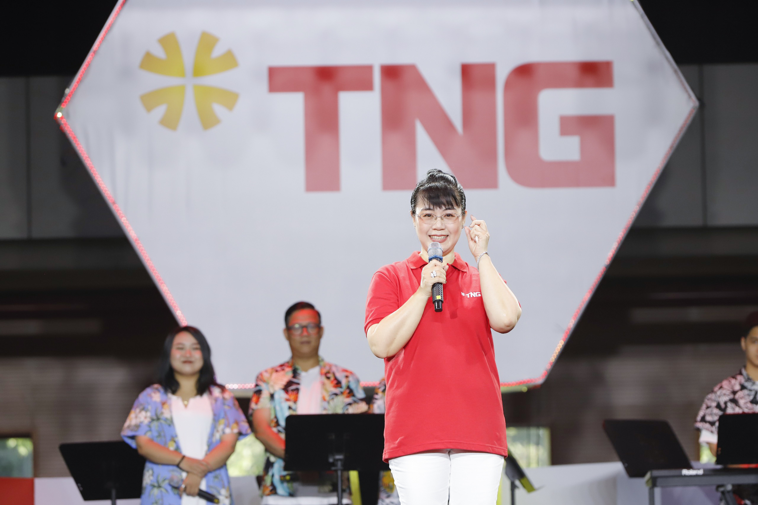Chủ tịch Hội đồng Quản trị Nguyễn Thị Nguyệt Hường lĩnh xướng “Bài ca Thuận ích” - Bài hát chính thức của Tập đoàn TNG Holdings Vietnam.