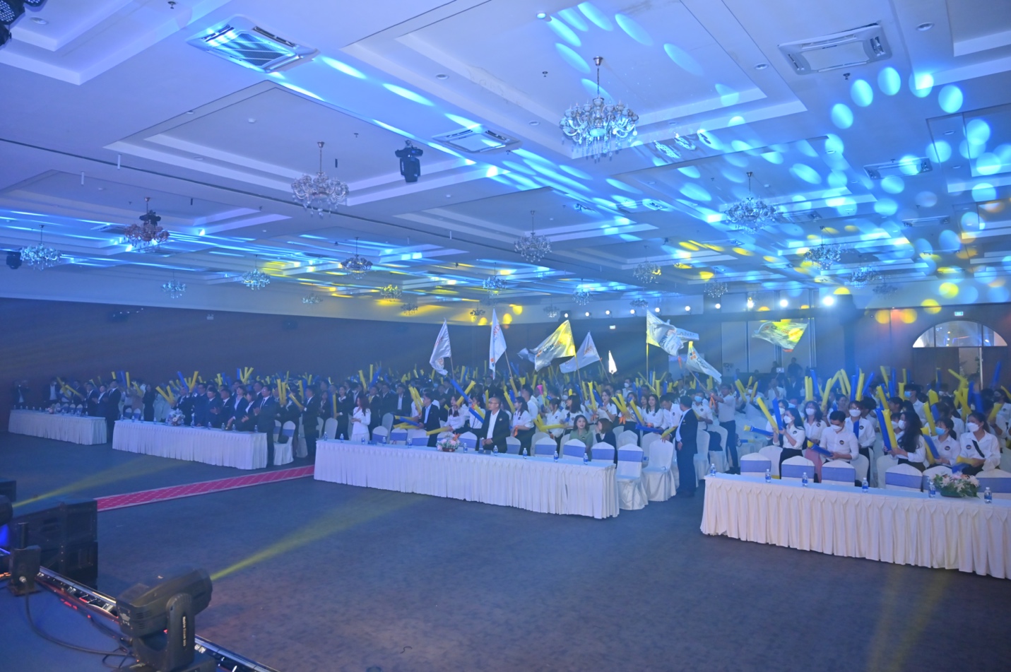 Sự kiện thể hiện không khí sôi động với sự tham gia của hàng trăm nhân viên kinh doanh tại đầu cầu phía Nam (Cần Thơ).