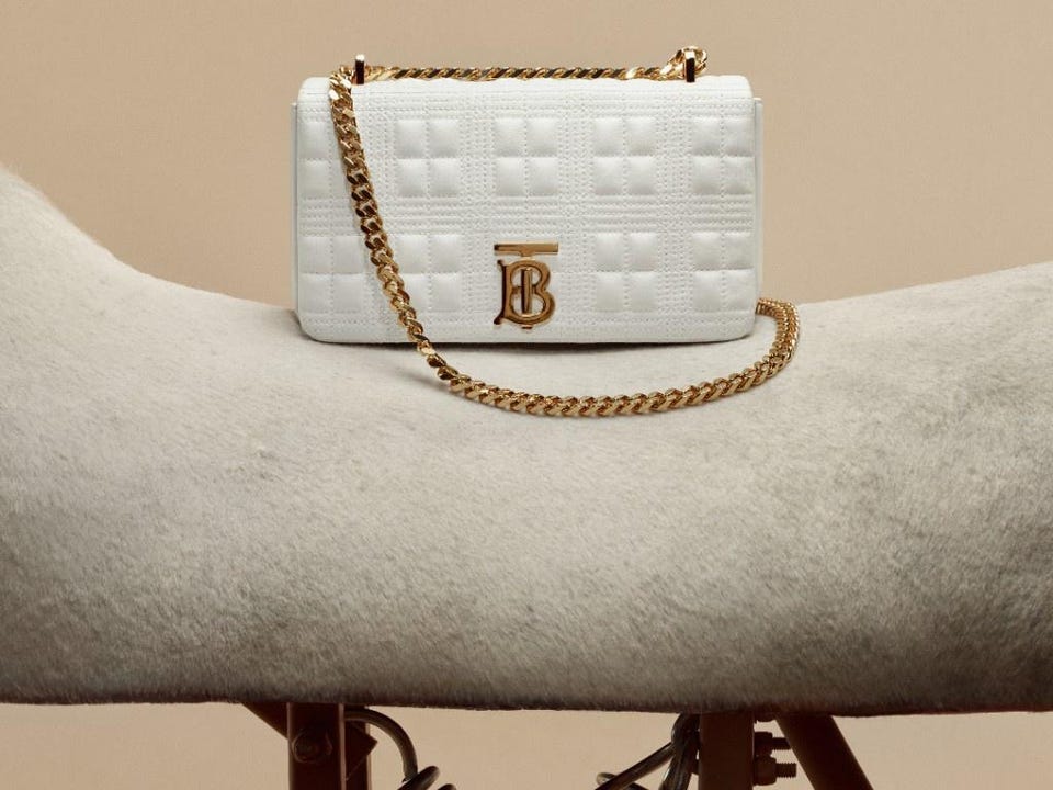 Hoạt động tiếp thị của Burberry rõ ràng mang lại hiệu quả bởi doanh số bán hàng được cải thiện khi mở rộng phạm vi chương trình quảng bá chiếc túi Lola.