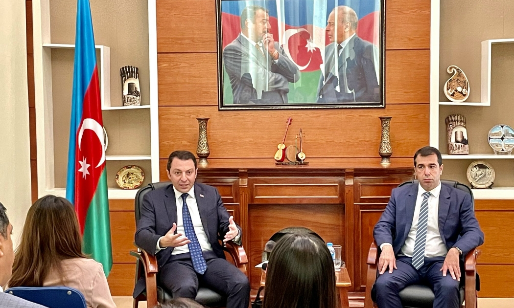 Thứ trưởng Bộ Ngoại giao Azerbaijan Elmur Mammadov (trái) và Đại sứ Azerbaijan tại Việt Nam Anar Imanov (phải) tại buổi họp báo ngày 18/7 tại Đại sứ quán Azerbaijan tại Hà Nội - Ảnh: Việt Tuấn.