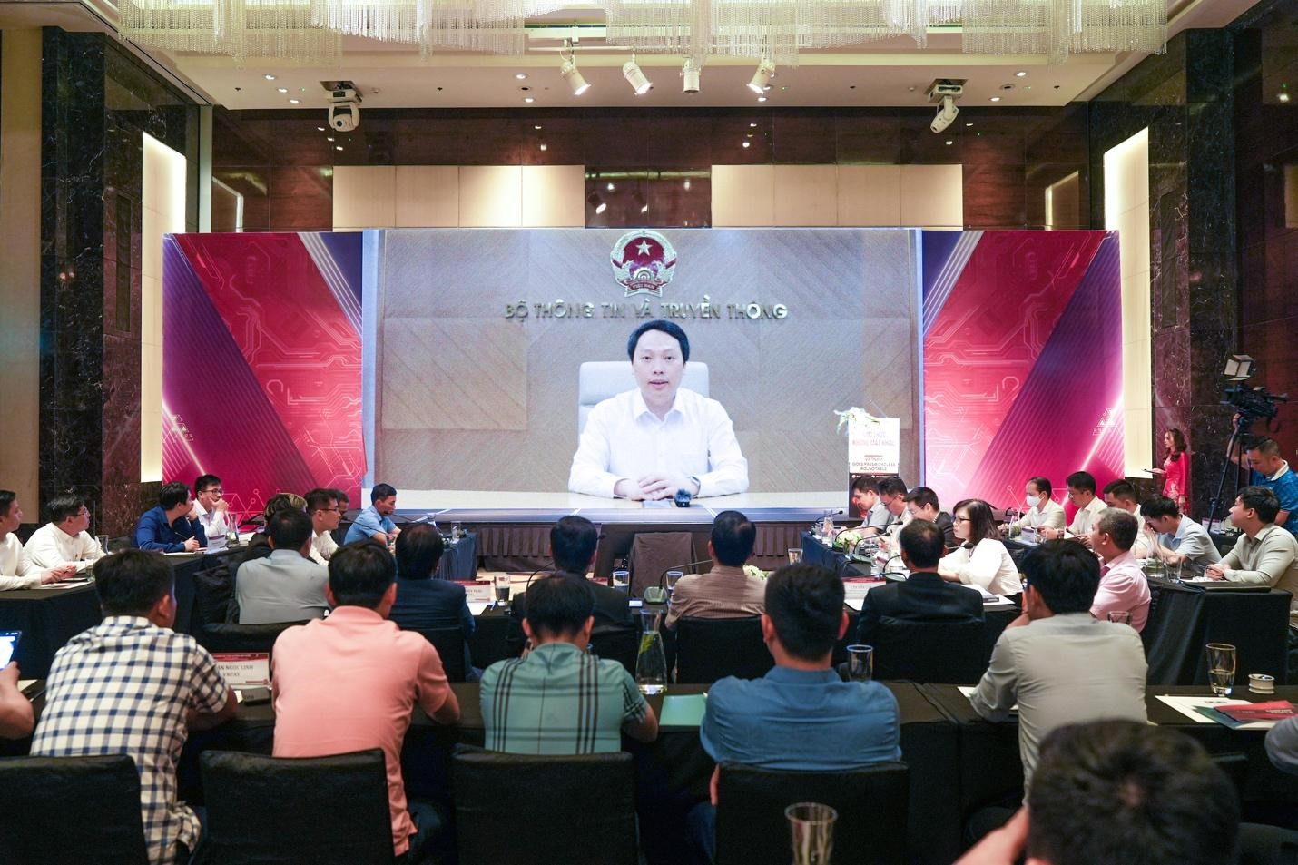 Mr. Nguyen Huy Dung, Deputy Minister of Information and Communications, speaks at the roundtable