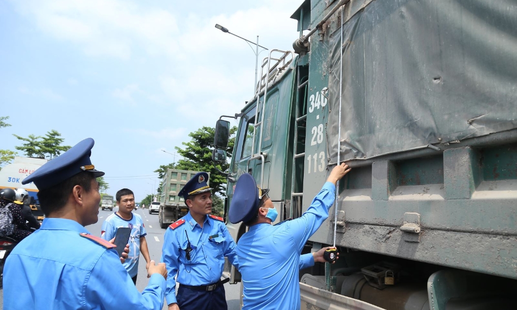 Tăng cường kiểm tra, xử lý nghiêm phương tiện vi phạm về kích thước thùng hàng và chở quá tải trọng.