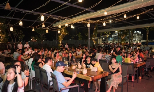 Chưa chính thức ra mắt, Regal Legend vẫn thu hút hàng ngàn khách đến vui chơi, giải trí