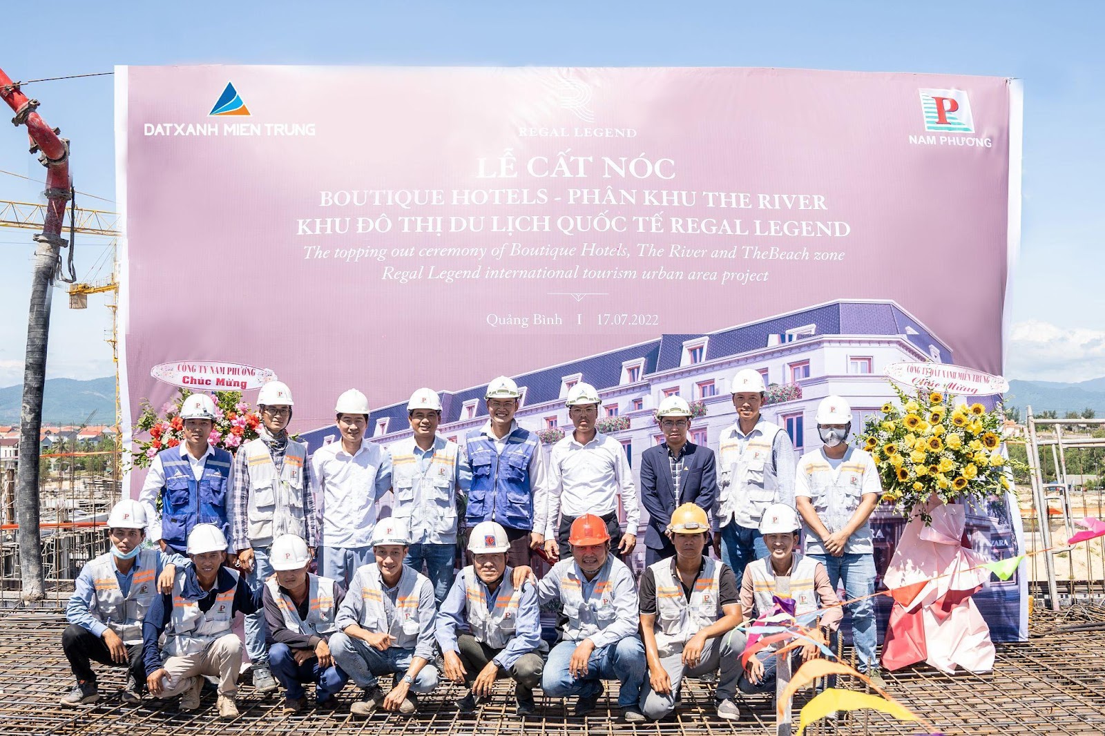 Lễ cất nóc các phân khu tại Regal Legend diễn ra đồng loạt.