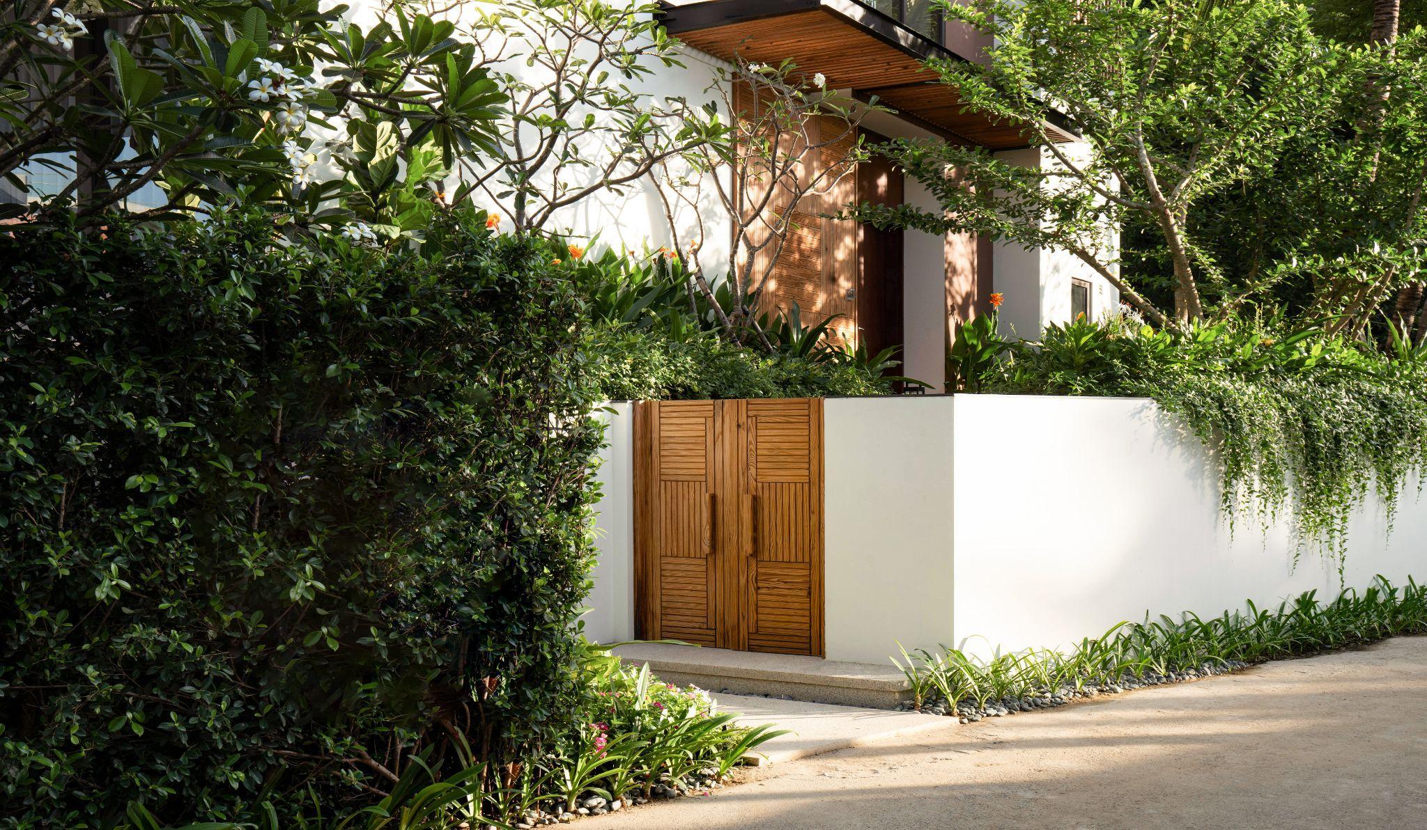 Thiết kế đường tiếp cận uốn lượn đầy sáng tạo của HBA Architecture đã tạo nên những thế đất độc đáo, riêng có của mỗi căn, mở ra một miền đồng thảo thu nhỏ ngay trong khoảng sân vườn rộng rãi và xinh xắn.