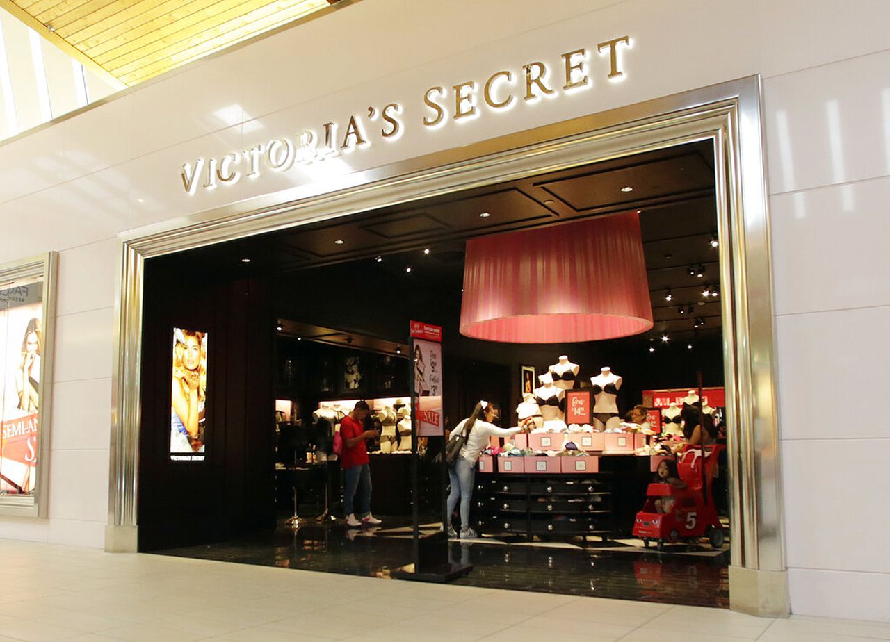 Victoria's Secret được thành lập bởi Roy Raymond vào năm 1977, nhanh chóng trở thành nhà bán lẻ nội y lớn nhất nước Mỹ.
