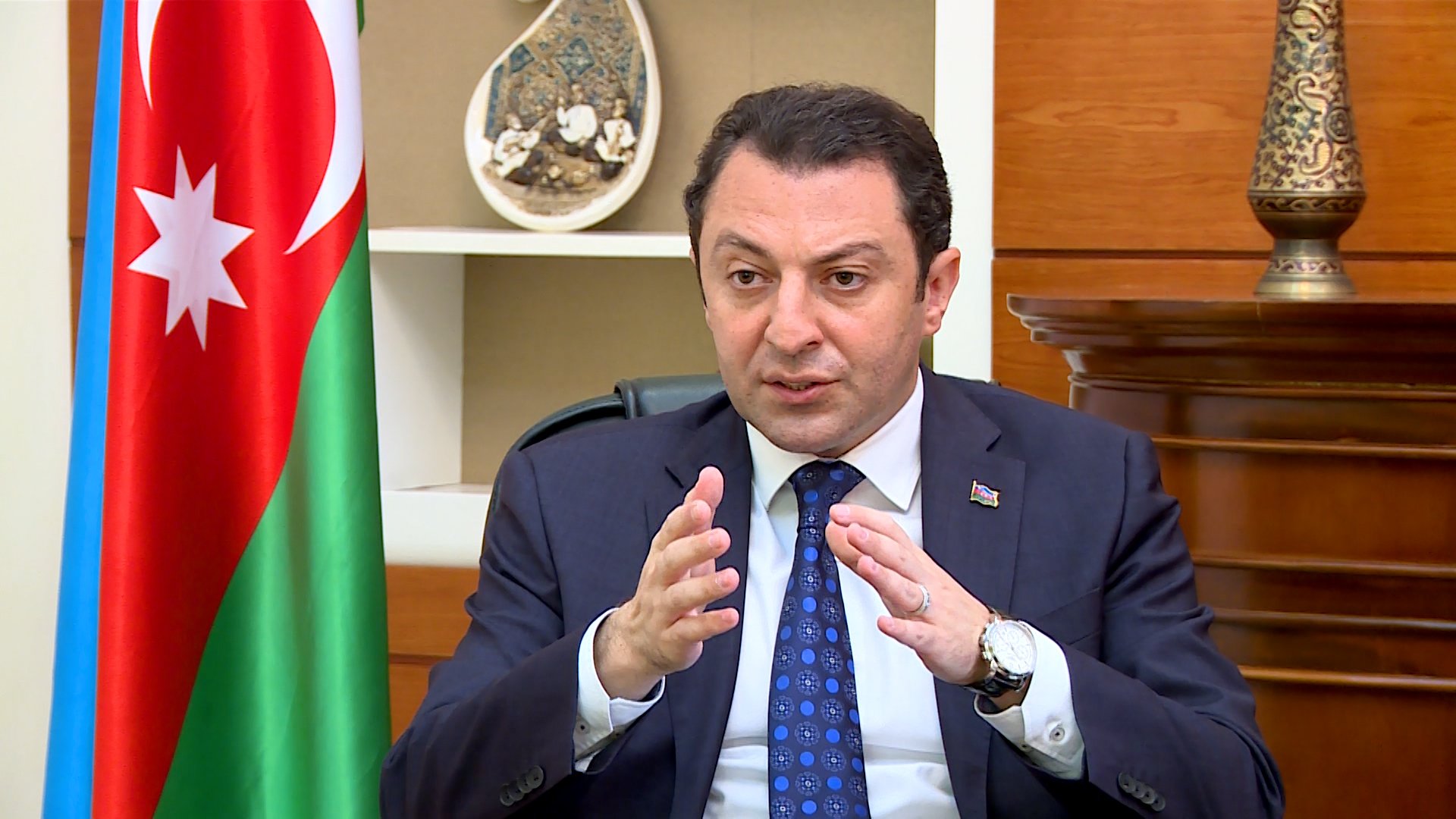 Thứ trưởng Bộ Ngoại giao Azerbaijan Elmur Mammadov tại buổi họp báo ngày 18/7 tại Đại sứ quán Azerbaijan tại Hà Nội - Ảnh: Việt Tuấn.
