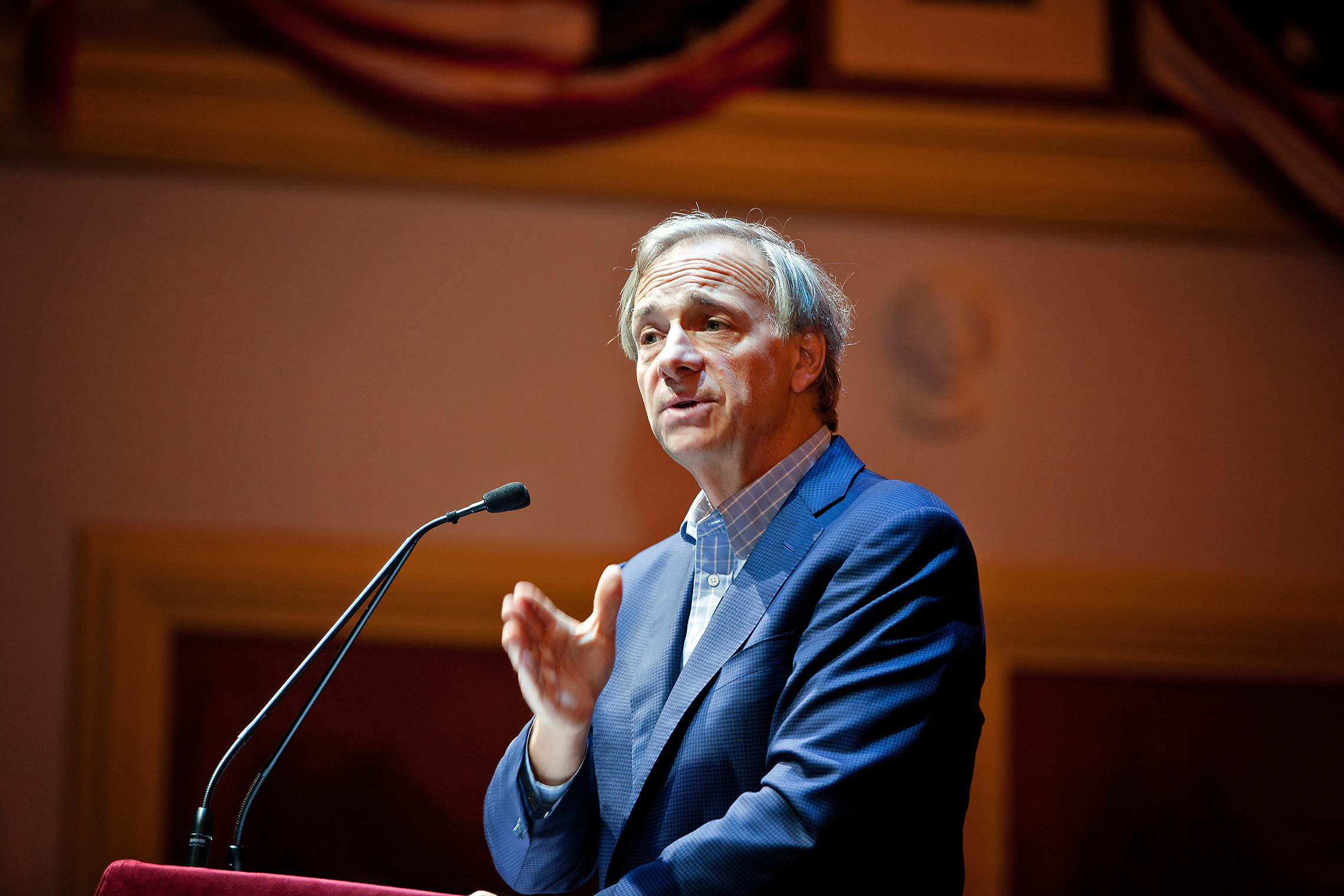 Ray Dalio là một nhà đầu tư, quản lý quỹ, và nhà từ thiện người Mỹ