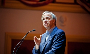 Ray Dalio là một nhà đầu tư, quản lý quỹ, và nhà từ thiện người Mỹ