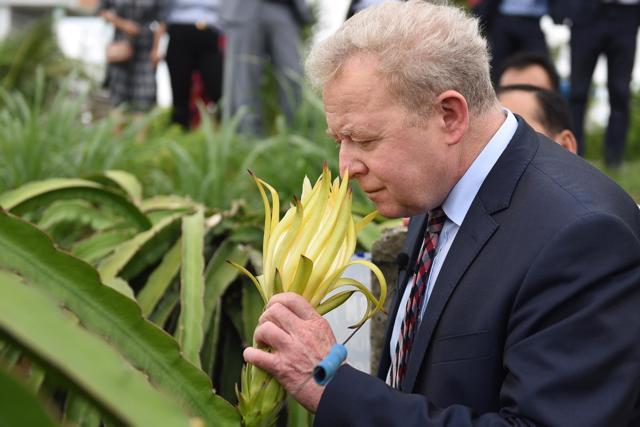 Ông Janusz Wojciechowski, Cao ủy Nông nghiệp EU thăm doanh nghiệp trồng và xuất khẩu thanh long Mỹ Tịnh An, Tiền Giang.
