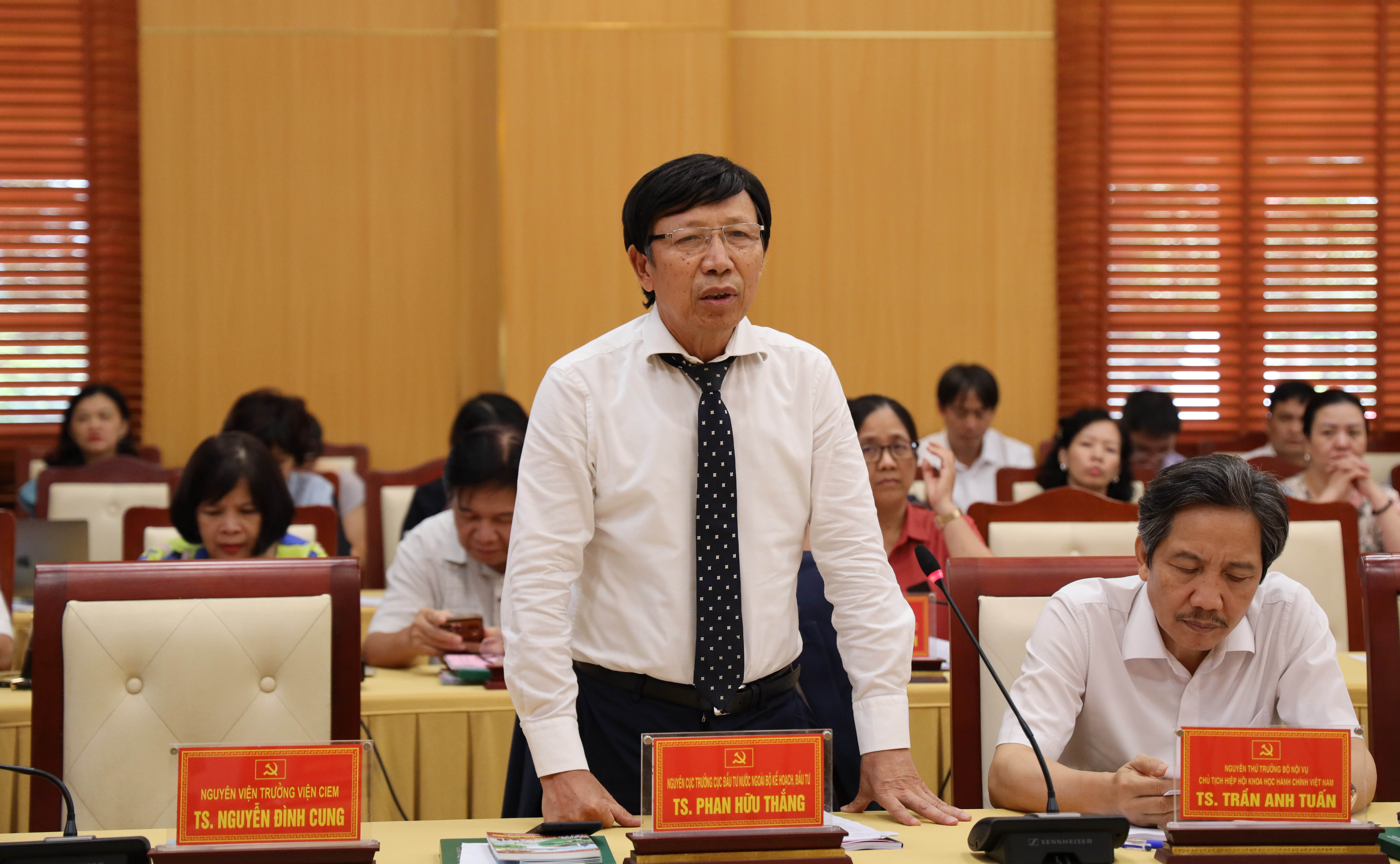 &Ocirc;ng Phan Hữu Thắng, nguy&ecirc;n Cục trưởng Cục Đầu tư nước ngo&agrave;i, Bộ Kế hoạch v&agrave; Đầu tư ph&aacute;t biểu tại Hội nghị.