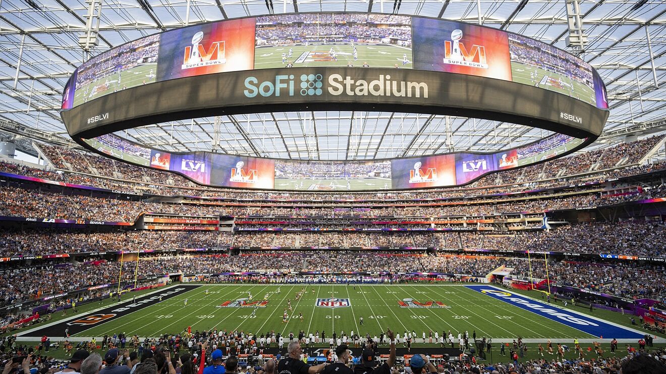 Tận mắt chứng kiến kh&ocirc;ng kh&iacute; b&ugrave;ng nổ tr&ecirc;n s&acirc;n cỏ World Cup.