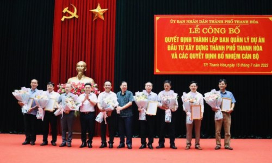 Lãnh đạo Thành ủy, UBND thành phố trao quyết định thành lập Ban Quản lý dự án đầu tư, xây dựng thành phố Thanh Hóa