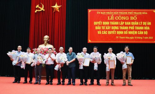 Lãnh đạo Thành ủy, UBND thành phố trao quyết định thành lập Ban Quản lý dự án đầu tư, xây dựng thành phố Thanh Hóa