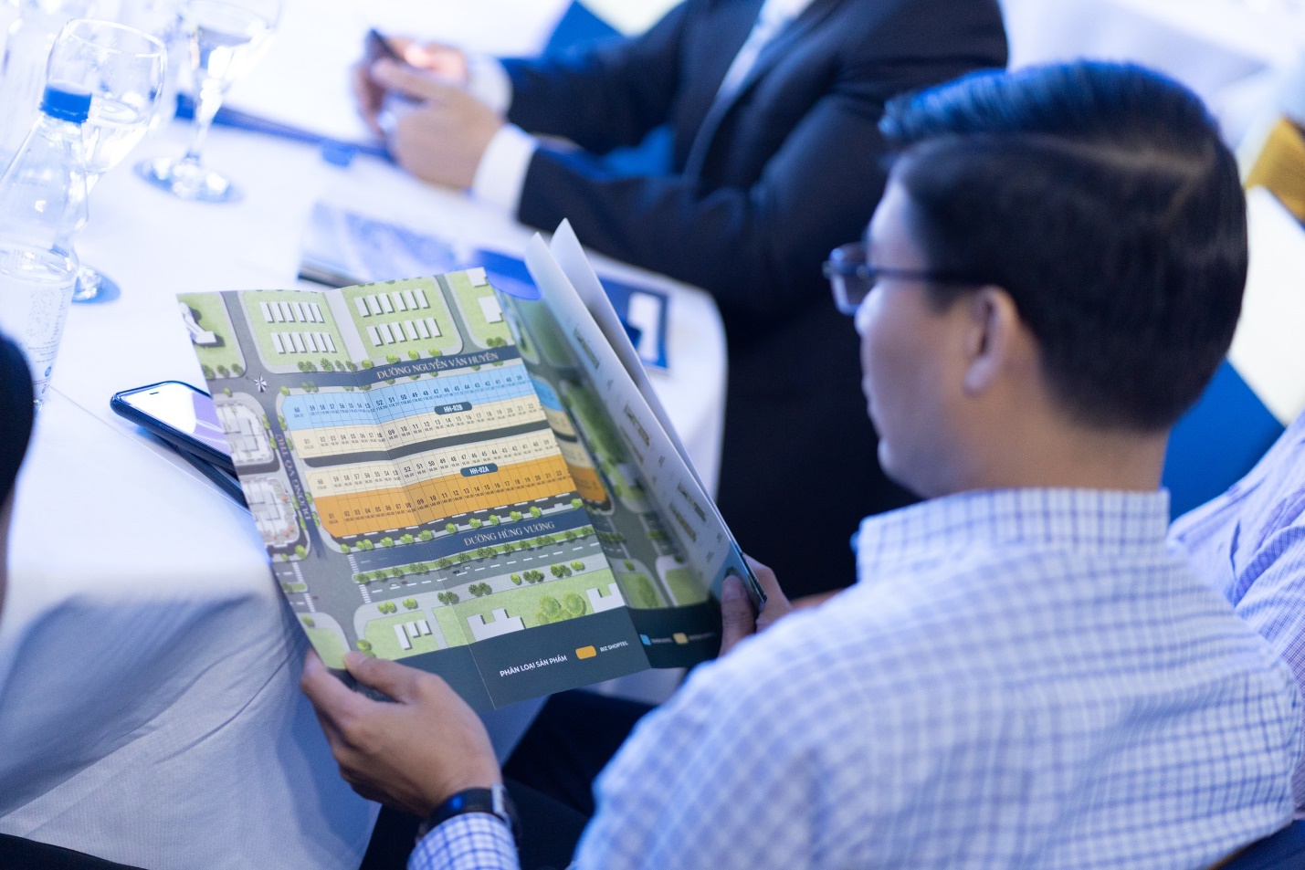 Khách hàng chăm chú theo dõi thông tin dự án tại sự kiện lễ mở bán HTL Seaside - “Vượt tầm đỉnh cao, giao thoa đa sắc”.