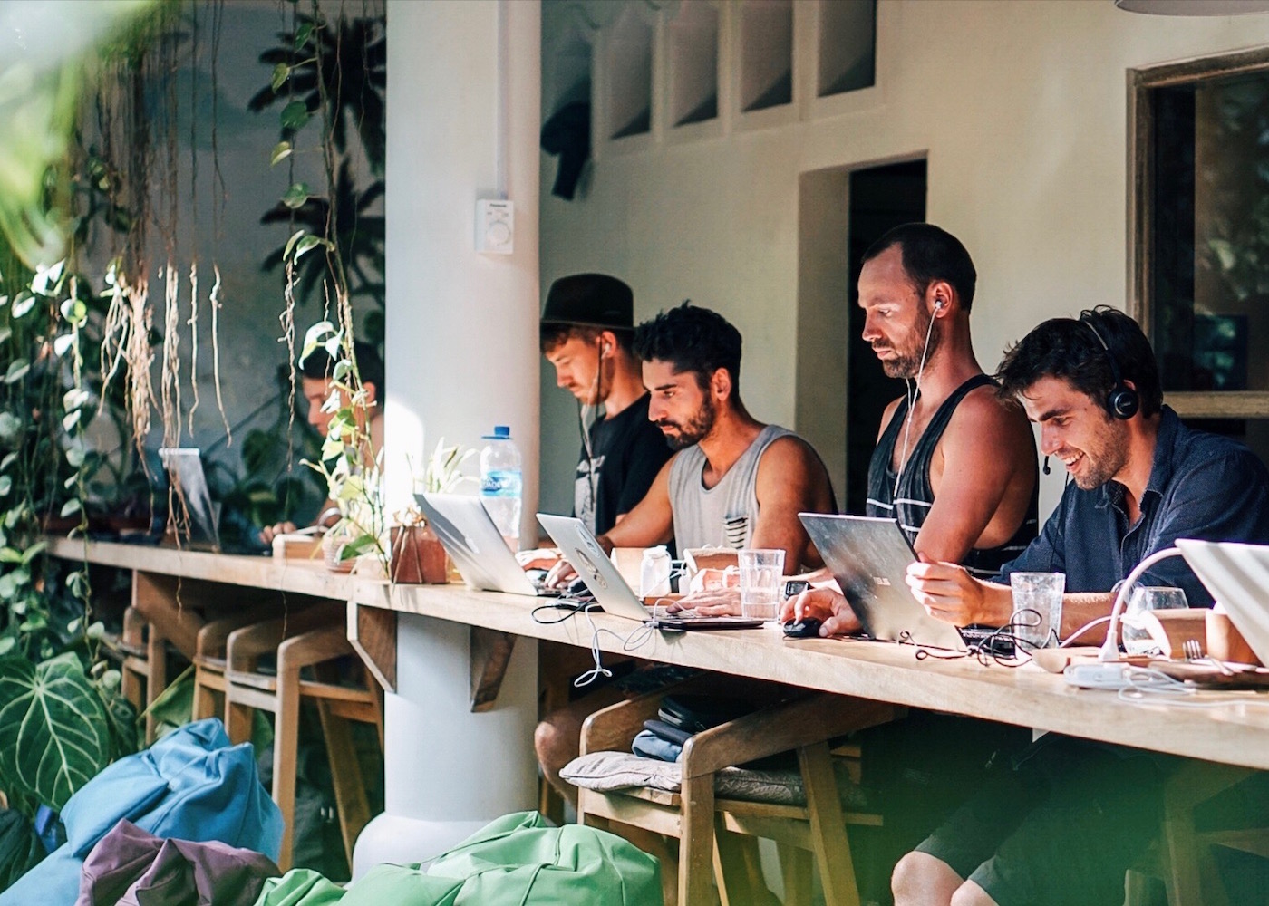 Bali đang giúp đỡ du khách làm việc từ xa bằng cách cung cấp một trang web quản lý không gian làm việc chung, biệt thự và cho thuê xe máy.