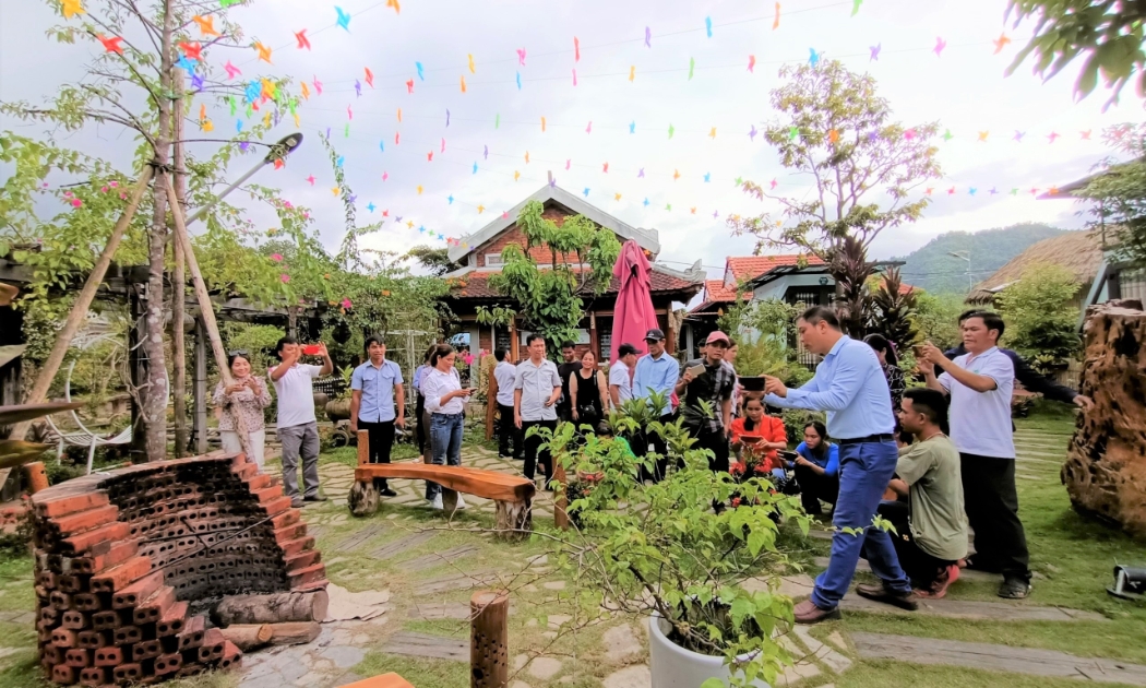 Các học viên thực tập kỹ năng quảng bá du lịch cộng đồng.
