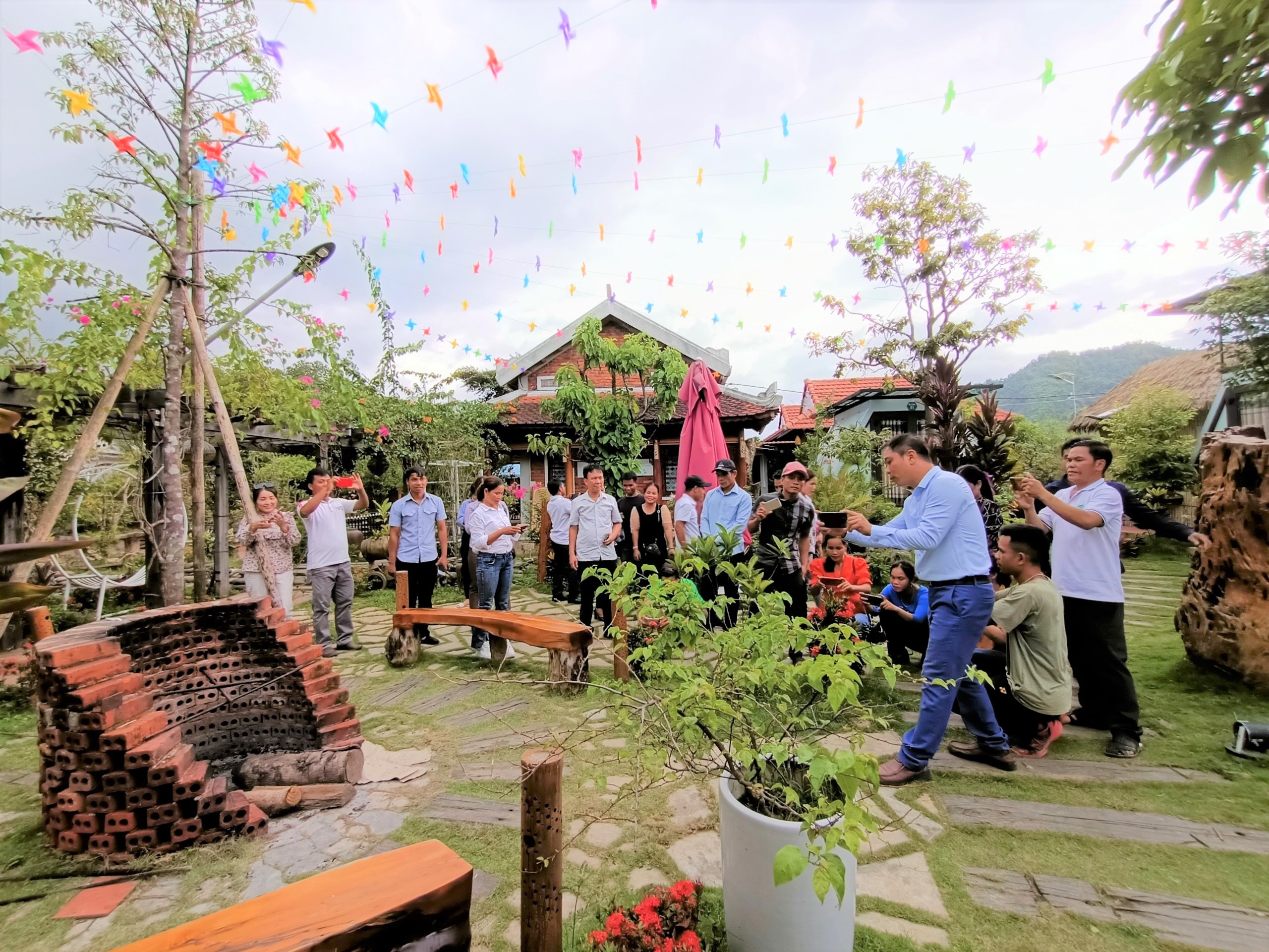 Các học viên thực tập kỹ năng quảng bá du lịch cộng đồng.