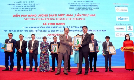 Ông Lương Quốc Hưng - Phó Tổng giám đốc phụ trách lĩnh vực Năng lượng Tái tạo Tập đoàn Kosy nhận giấy chứng nhận và kỷ niệm chương từ chương trình.