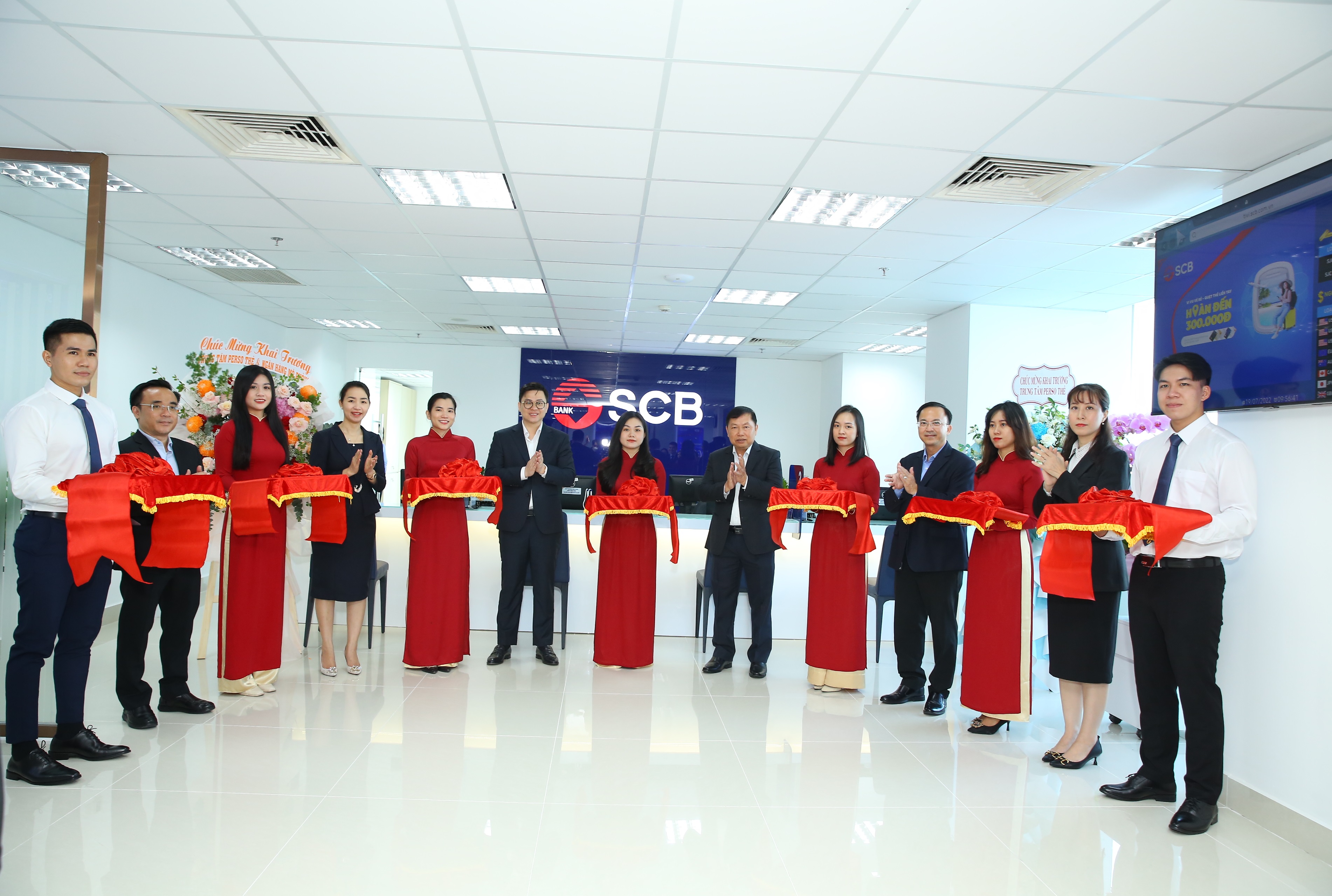 Ban Lãnh đạo SCB cắt băng khai trương Trung tâm Perso thẻ và Ngân hàng mô phỏng.