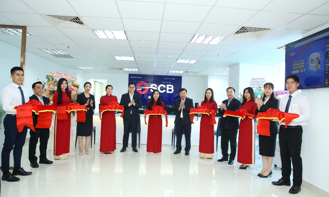 Ban Lãnh đạo SCB cắt băng khai trương Trung tâm Perso thẻ và Ngân hàng mô phỏng.