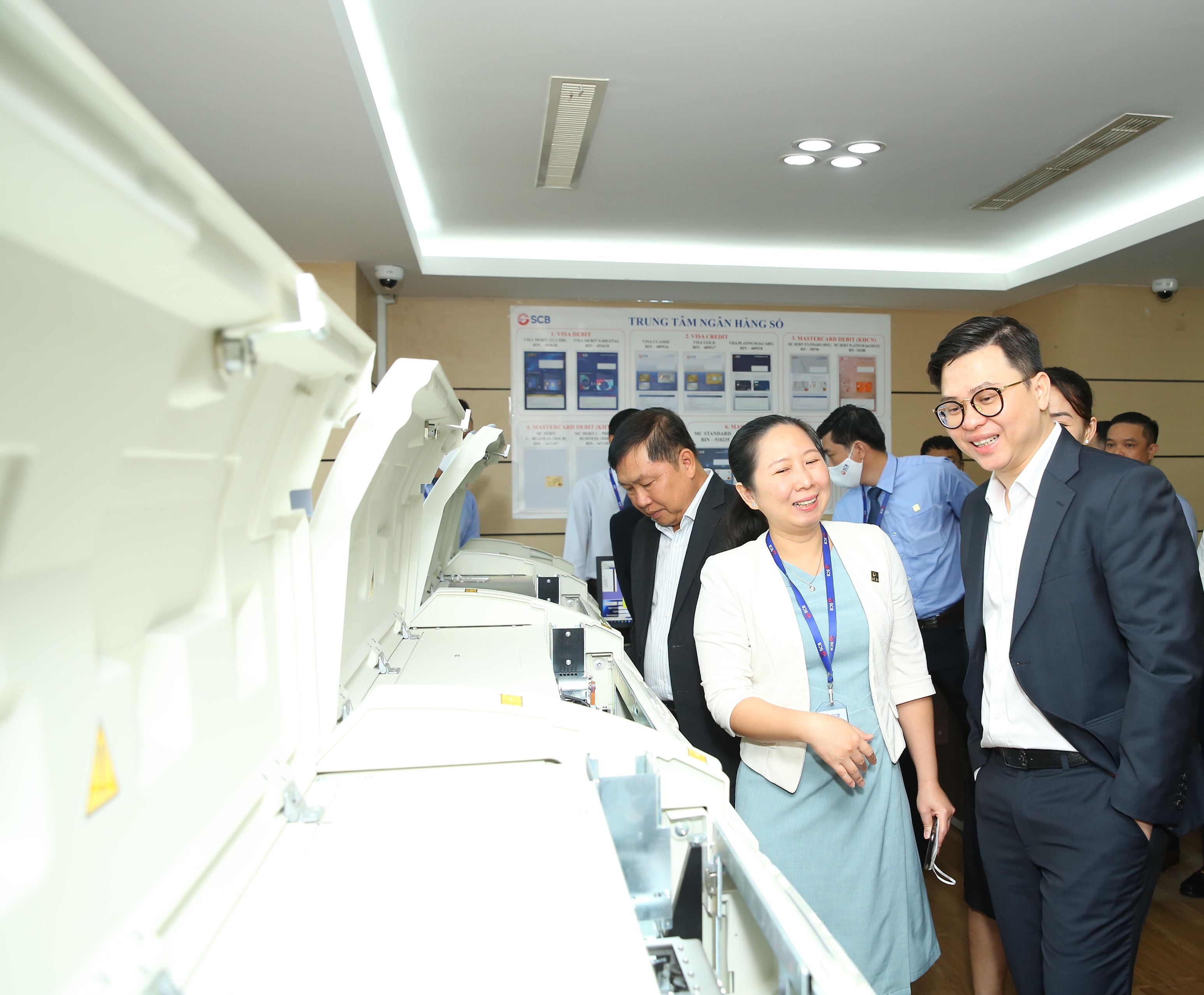 Ban L&atilde;nh đạo SCB tham quan Trung t&acirc;m Perso thẻ v&agrave; Ng&acirc;n h&agrave;ng m&ocirc; phỏng.