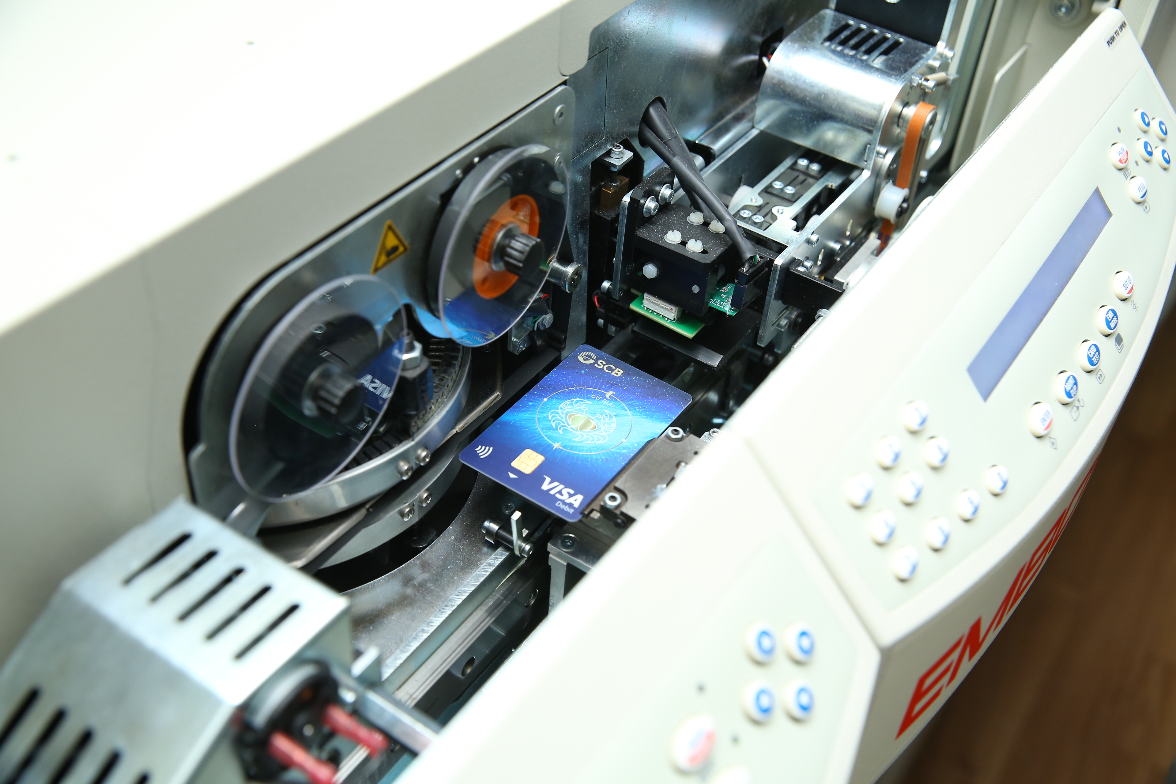 H&igrave;nh ảnh sản xuất thẻ trong Trung t&acirc;m Perso thẻ của SCB.