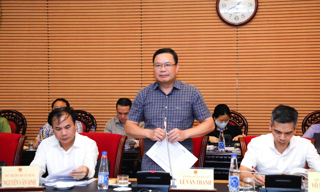 Thứ trưởng Bộ Lao động - Thương binh và Xã hội Lê Văn Thanh báo cáo tại cuộc làm việc. Ảnh - Quochoi.vn.