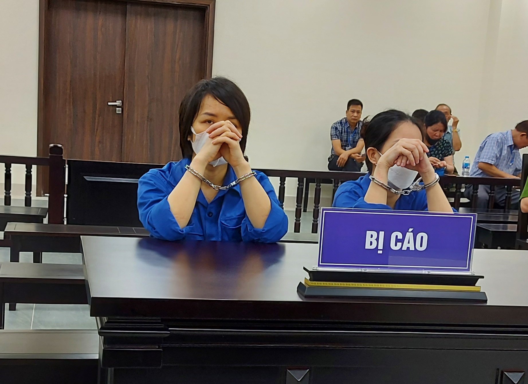Hai bị cáo Mai và Thúy hầu tòa sáng 20/7.