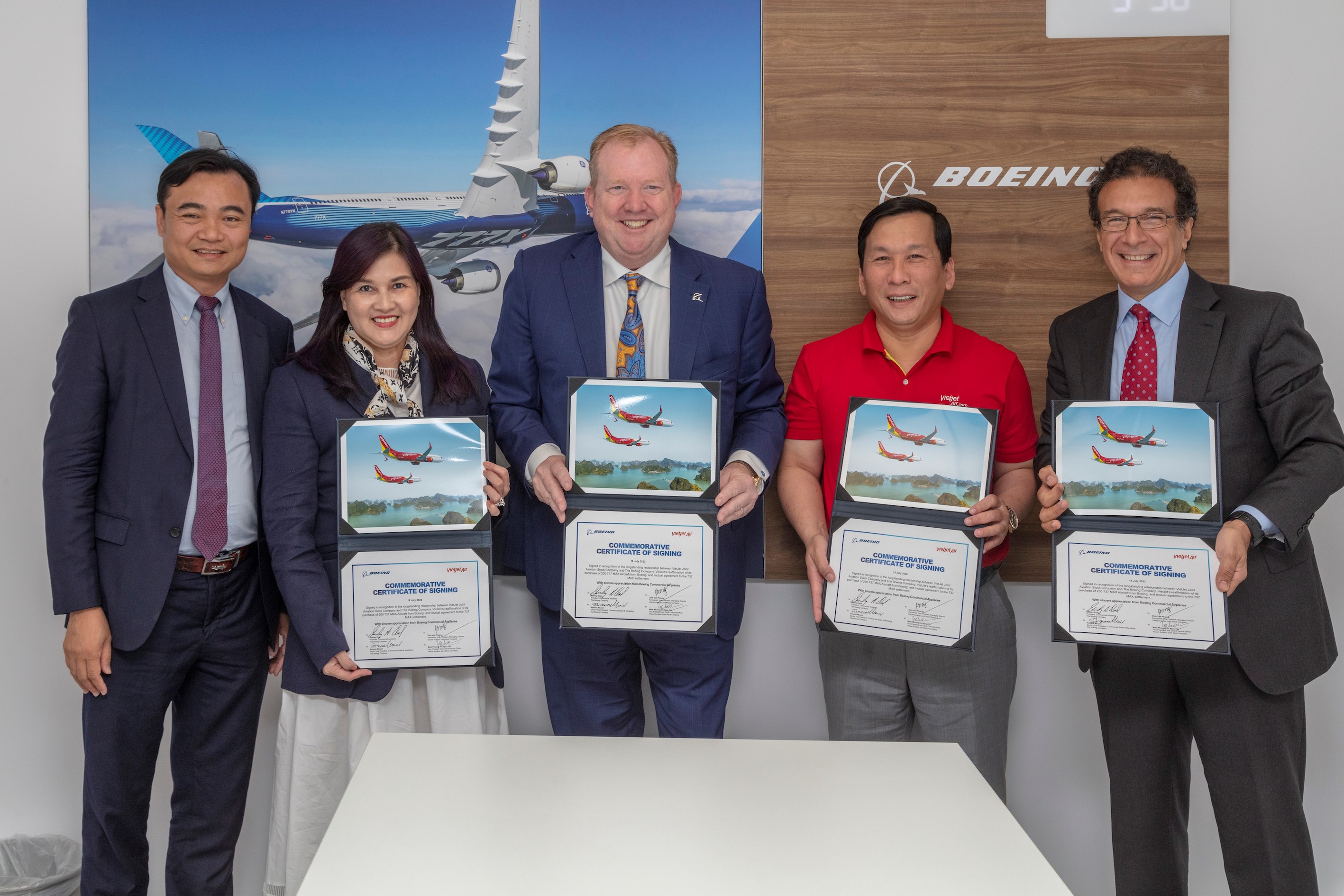 Đại diện lãnh đạo Vietjet và Boeing ký kết thoả thuận tại Farnborough Airshow .