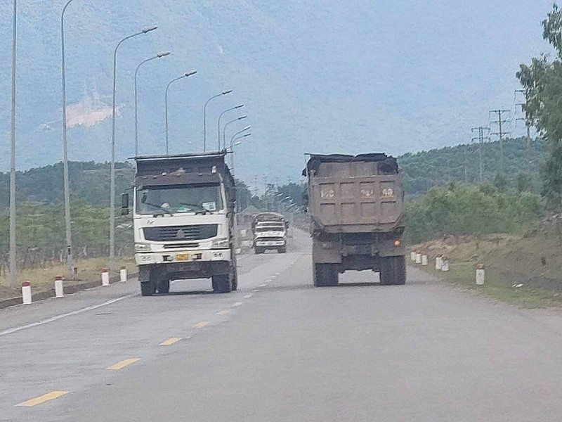 Thời điểm thích hợp trên cơ sở điều kiện nguồn lực và nhu cầu vận tải tăng cao, Bộ Giao thông vận tải sẽ xem xét nâng cấp Quốc lộ 12C và Quốc lộ 8A.