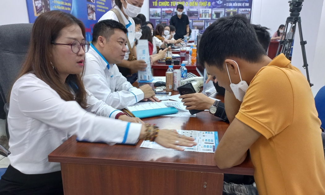 Doanh nghiệp phỏng vấn tuyển lao động tại phiên giao dịch việc làm sáng 21/7. Ảnh - Nhật Dương.