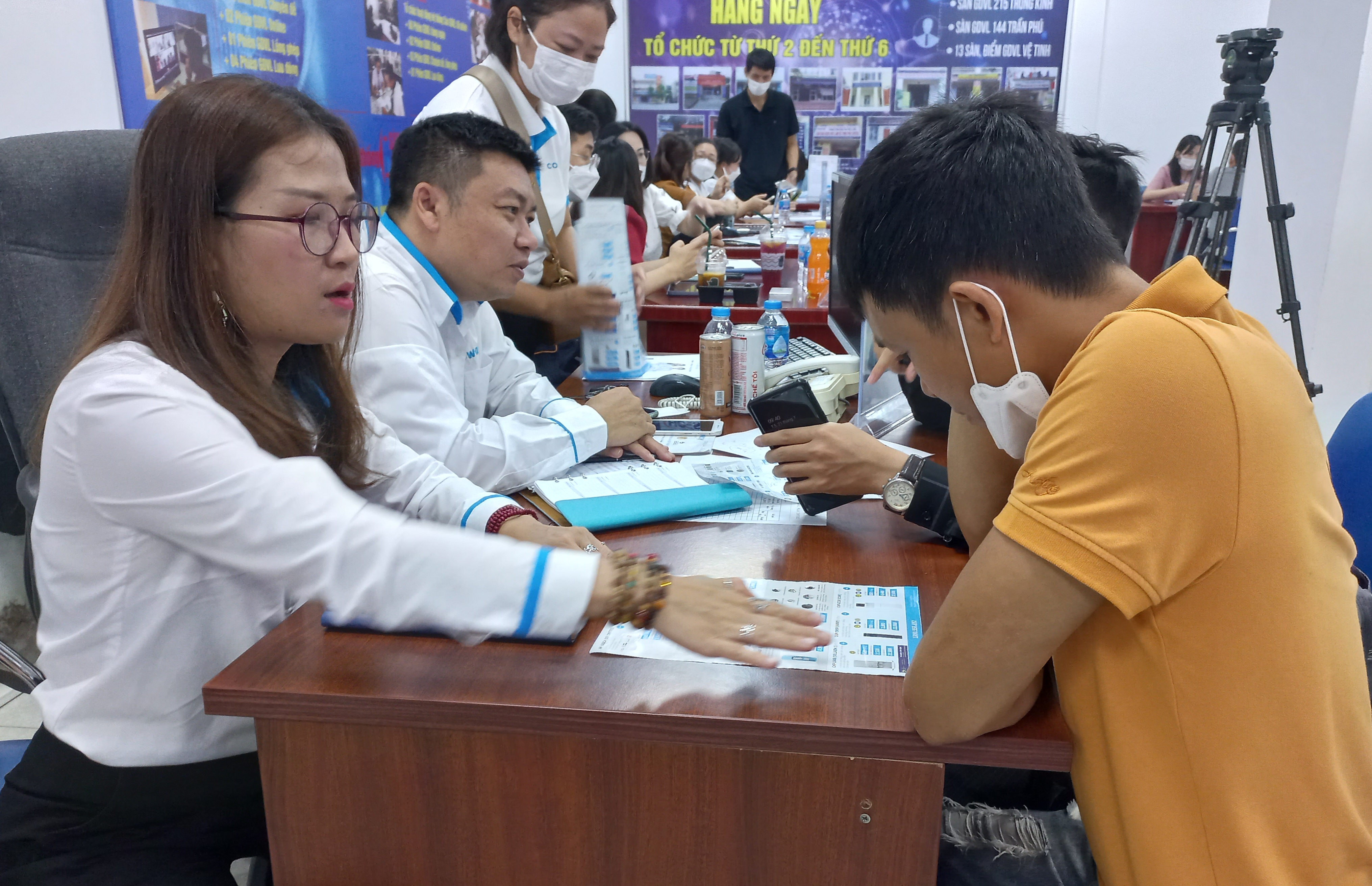 Doanh nghiệp phỏng vấn tuyển lao động tại phiên giao dịch việc làm sáng 21/7. Ảnh - Nhật Dương. 