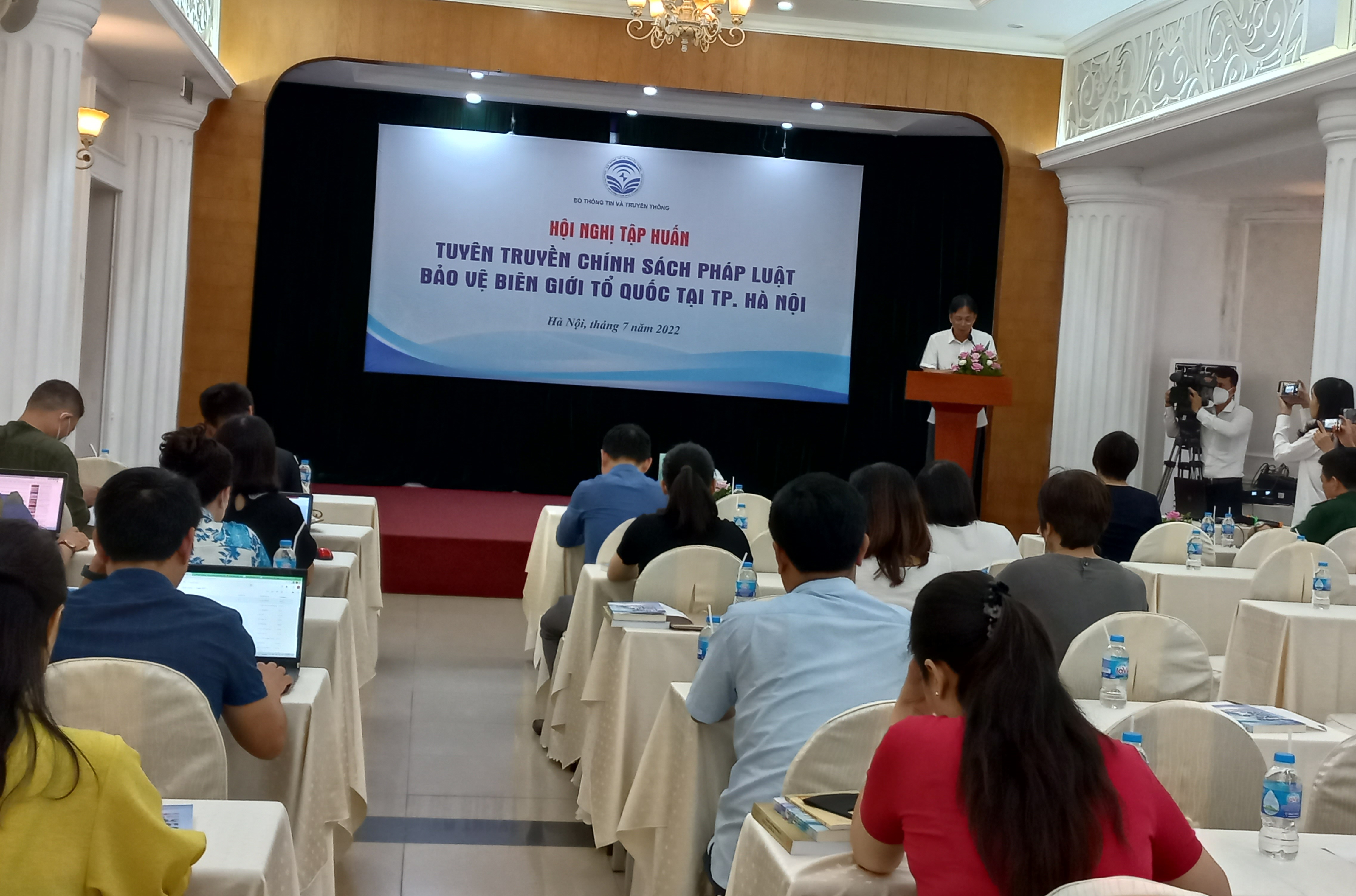 Toàn cảnh hội nghị. 