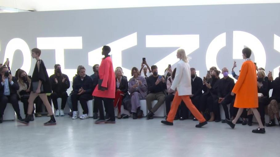 Shang Xia tr&igrave;nh diễn BST thời trang ready-to-wear tại Tuần lễ thời trang Paris Xu&acirc;n - H&egrave; 2022.