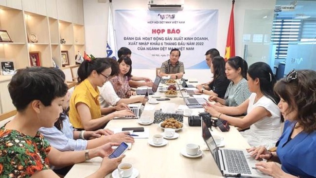 &Ocirc;ng Vũ Đức Giang, Chủ tịch VITAS chủ tr&igrave; buổi họp b&aacute;o.