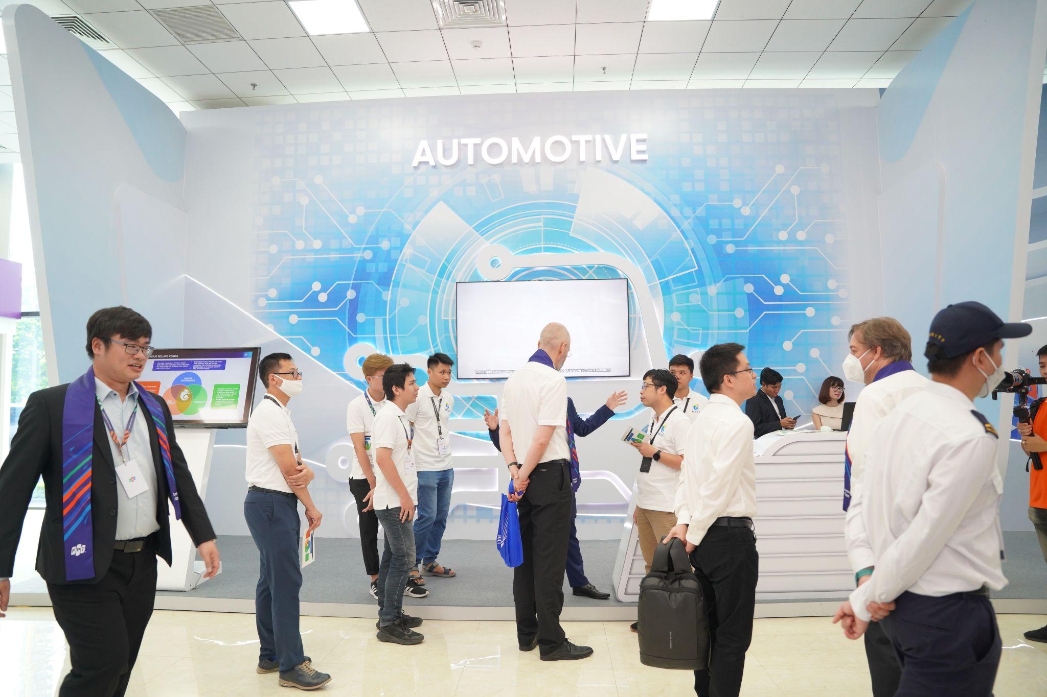 C&aacute;c kh&aacute;ch tham dự h&agrave;o hứng trao đổi về c&aacute;c c&ocirc;ng nghệ chuyển đổi số.