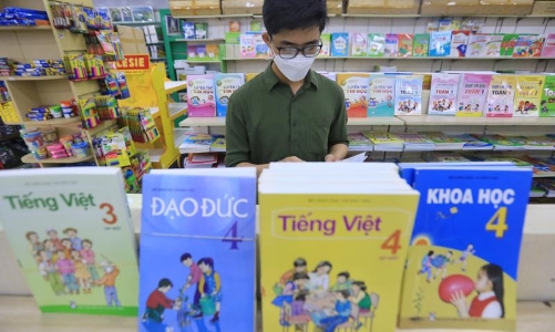 Lo áp lực lạm phát, hai Bộ hợp lực kiểm soát chặt giá sách giáo khoa và học phí