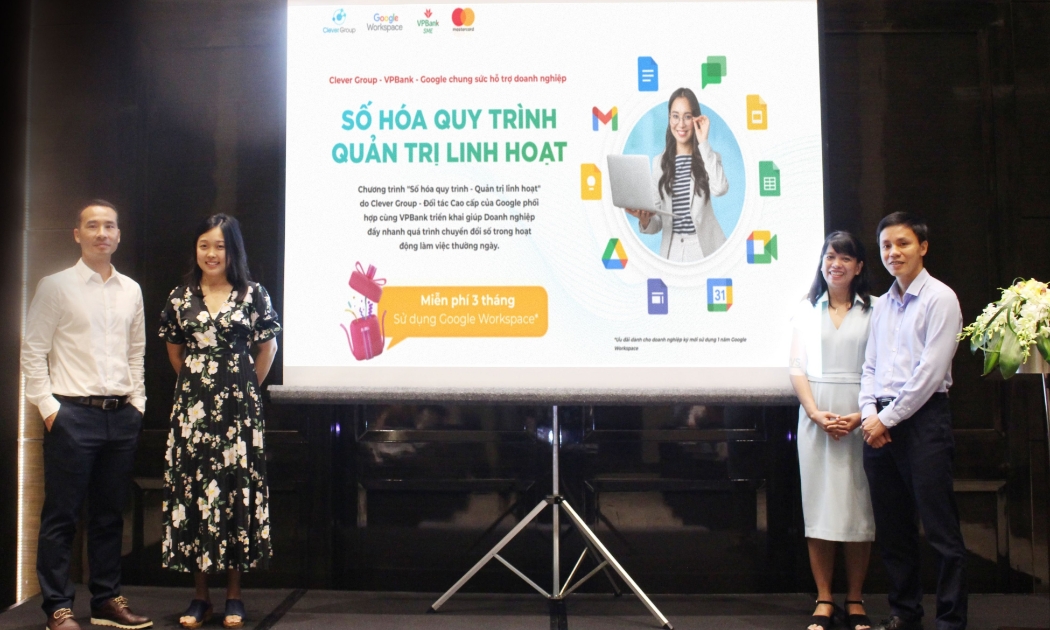 Đại diện VPBank SME phối hợp cùng đại diện Google, Clever Group và MasterCard chia sẻ về tính năng tiện ích của dịch vụ.