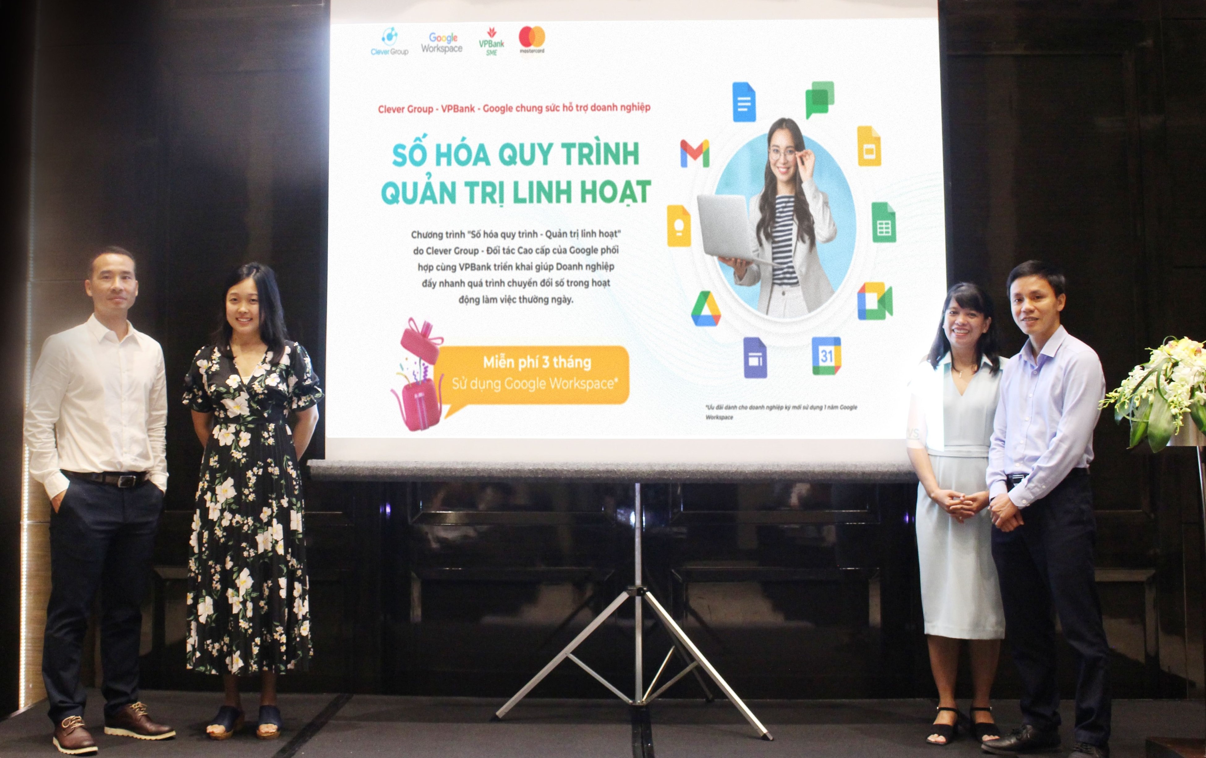 Đại diện VPBank SME phối hợp cùng đại diện Google, Clever Group và MasterCard chia sẻ về tính năng tiện ích của dịch vụ.
