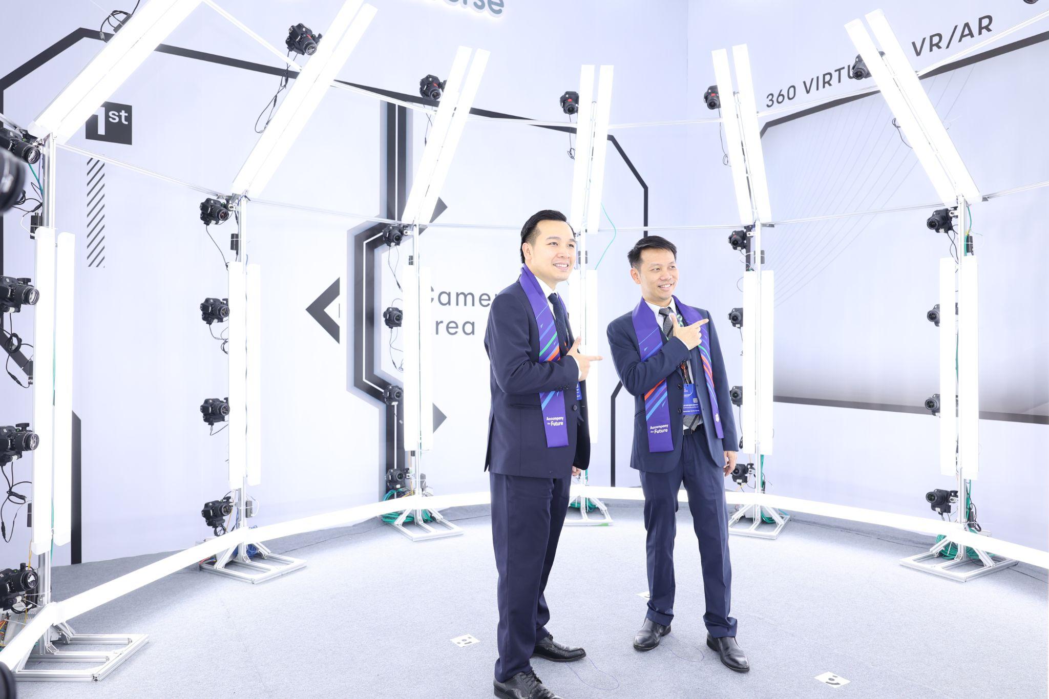 C&aacute;c kh&aacute;ch mời tham dự triển l&atilde;m v&agrave; trải nghiệm c&ocirc;ng nghệ akaVerse.