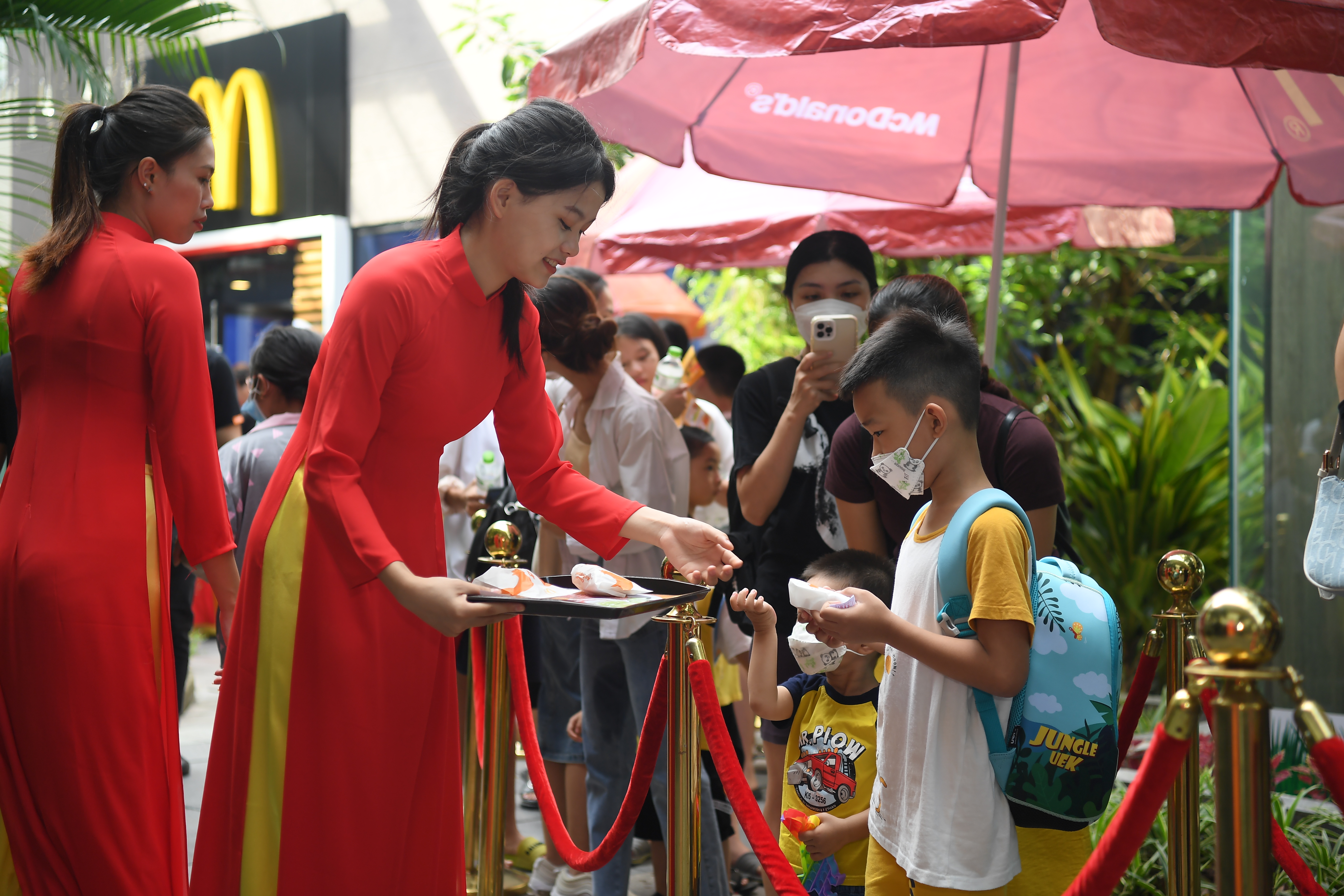 Nhằm ch&uacute;c mừng sự kiện khai trương, McDonald&rsquo;s Việt Nam đang triển khai chương tr&igrave;nh ưu đ&atilde;i suốt th&aacute;ng l&ecirc;n đến 100%.