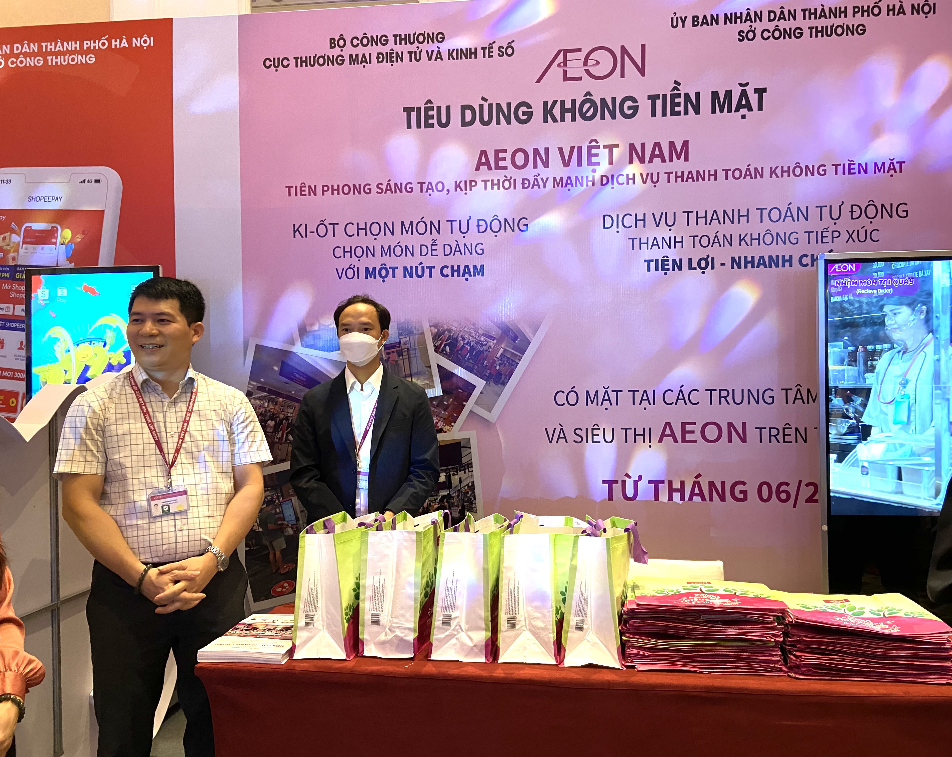 6 siêu thị Aeon Việt Nam đã ứng dụng các dịch vụ thanh toán không dùng tiền mặt.