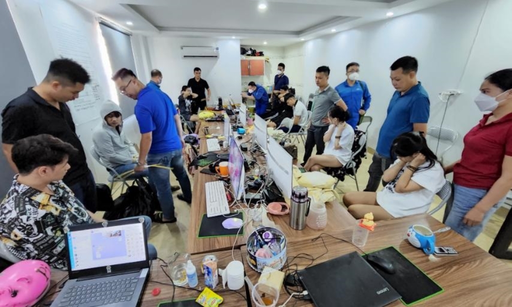 Lực lượng Công an bắt giữ các đối tượng có liên quan cùng tang vật vụ án.