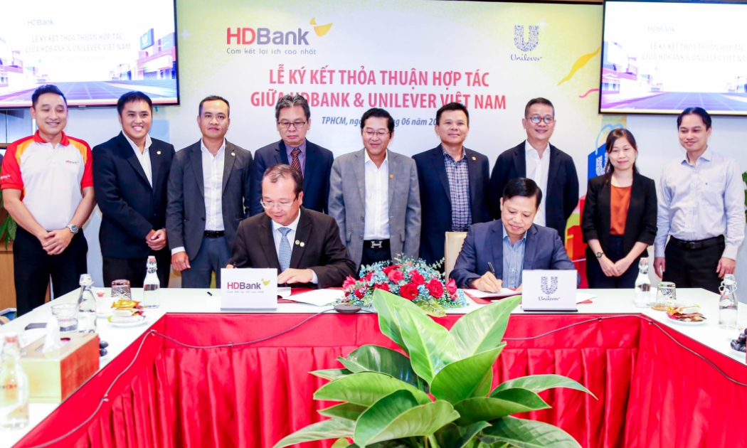 Đại diện HDBank và Unilever Việt Nam thực hiện ký kết hợp tác.