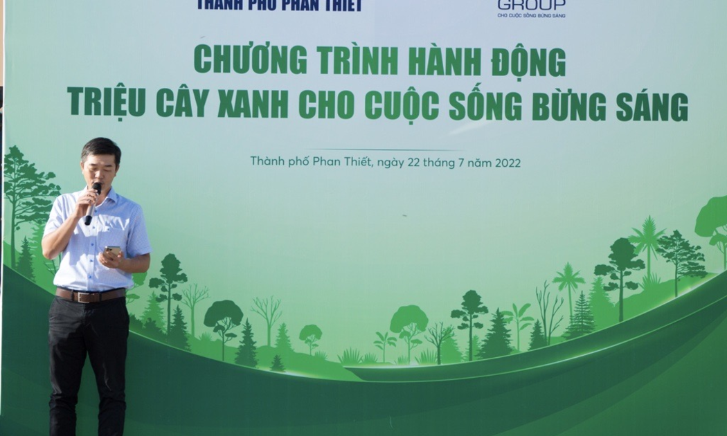 Ông Phan Nguyễn Hoàng Tân, Chủ tịch UBND thành phố Phan Thiết phát biểu khai mạc chương trình hành động “Triệu cây xanh cho cuộc sống bừng sáng”.