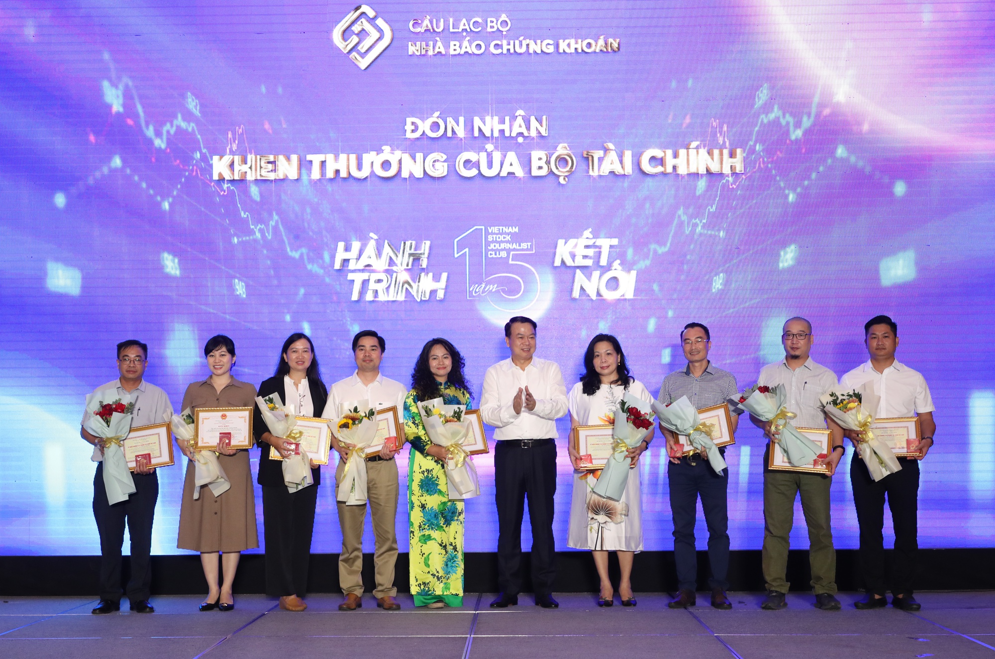 Ông Nguyễn Đức Chi, Thứ trưởng Bộ Tài chính, trao Kỷ niệm chương 