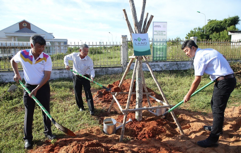 Đại diện Lãnh đạo thành phố Phan Thiết và nhân viên Novaland tiến hành trồng cây, hưởng ứng chương trình hành động “Triệu cây xanh cho cuộc sống bừng sáng”.