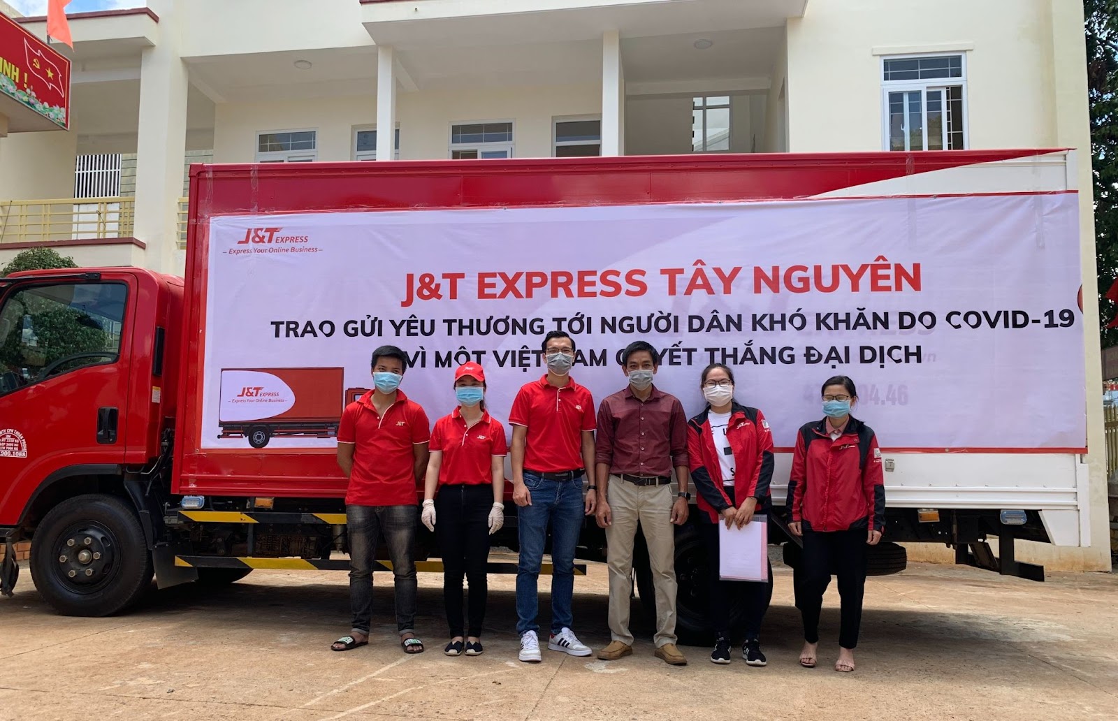 J&T Express Tây Nguyên hỗ trợ người dân mùa dịch.