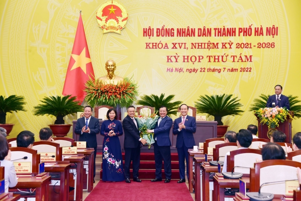 Thường trực Th&agrave;nh uỷ&nbsp; H&agrave; Nội tặng hoa ch&uacute;c mừng T&acirc;n Chủ tịch UBND Th&agrave;nh phố H&agrave; Nội Trần Sỹ Thanh